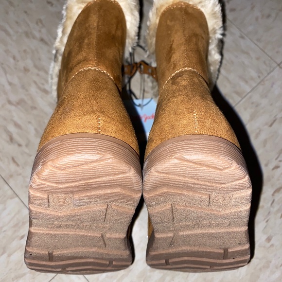 Cozy Tan Suede Boots with Cream Fur Lining - Picture 6 of 11